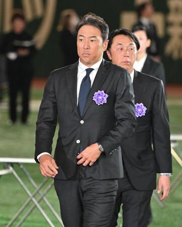 　献花を終えた黒田博樹さん＝２１日（代表撮影）