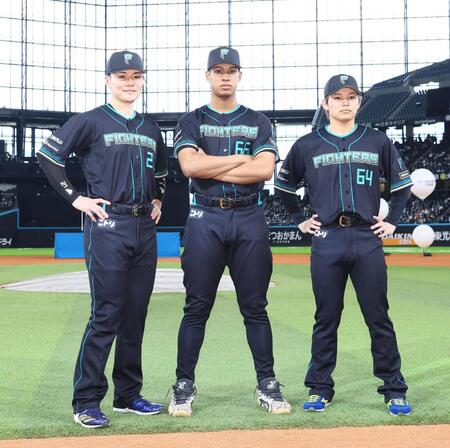 　２０２６年に着用する限定ユニホームでポーズを決める（左から）清宮幸、万波、田宮（撮影・中島達哉）