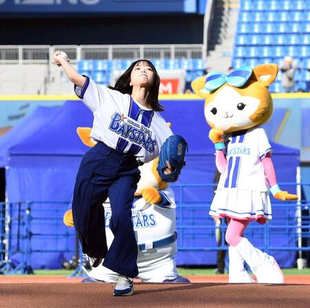 　セレモニアルピッチを行う山口陽世（撮影・佐藤厚）