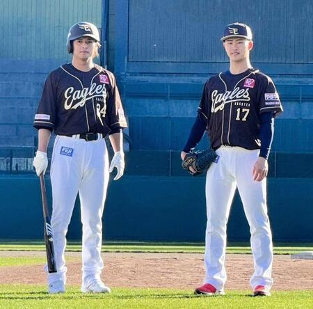 　ファンクラブユニホームを着用して登場した黒川（左）と古謝（右）