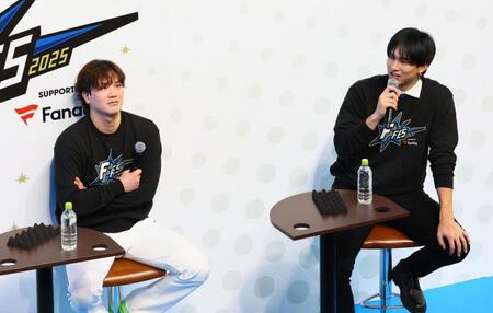 　伏見（左）へメッセージを送る達（撮影・中島達哉）