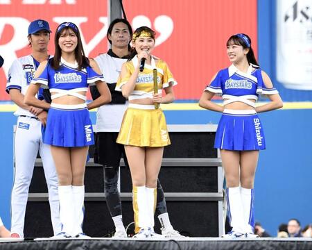 　ベイスターズファンにあいさつするＡｋｉ（中央）＝撮影・佐藤厚