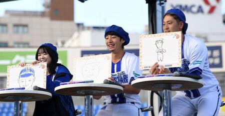 　牧の似顔絵を描いた（左から）山口陽世、度会、松尾（撮影・佐藤厚）
