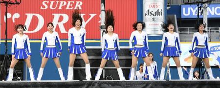 　エネルギッシュなダンスで球場を盛り上げるｄｉａｎａ（撮影・佐藤厚）