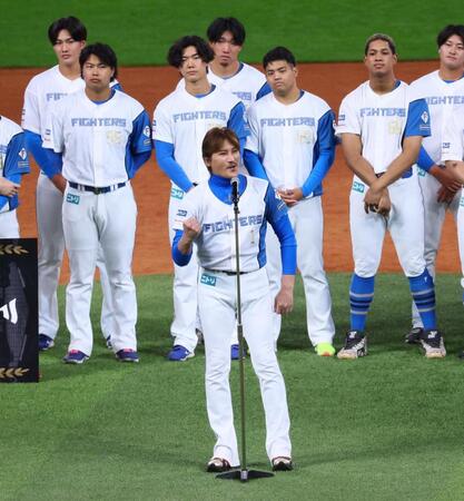 　フィナーレのあいさつでガッツポーズをする新庄監督（中央）＝撮影・中島達哉