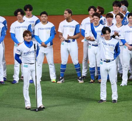 　新庄監督（左）から開幕２戦目を任され、ガッツポーズをする北山（右）＝撮影・中島達哉