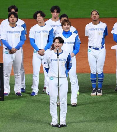 　来季背番号が「３」が発表され、さらに来季開幕４番を任され、あいさつする郡司（中央）＝撮影・中島達哉