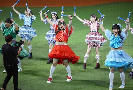 　今年も登場し、ダンスでファンを沸かせる清宮フレンズ（撮影・中島達哉）