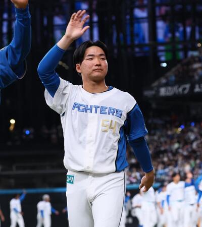 　スタンドのファンの歓声に応える山県（撮影・中島達哉）