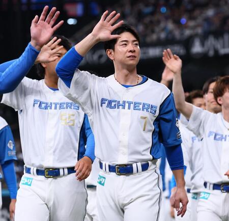 　スタンドのファンに手を振る松本剛（撮影・中島達哉）