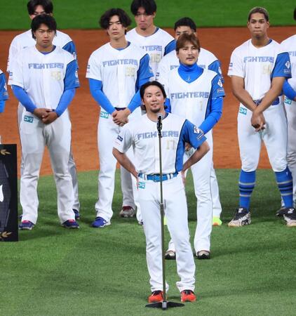 　来季開幕投手を任され、抱負を語る伊藤（中央）＝撮影・中島達哉