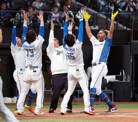 　リアル野球盤でホームランを放ち、ナインと「パイナポーポーズ」をとる水谷（右）＝撮影・中島達哉