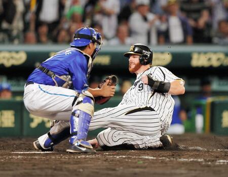 　今成の左前打でマートンが生還＝１４年９月