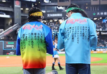 　清宮フレンズのオタクのファンとして登場し、衣装の背中を披露する「オタミヤ」（左）と「オタマックス」（撮影・中島達哉）