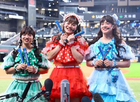 　今年も清宮フレンズとして登場し、囲み取材を受ける（左から）「タクコ」、「キヨコ」、「コウコ」（撮影・中島達哉）