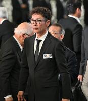 　献花を終えた元木大介さん＝２１日（代表撮影）