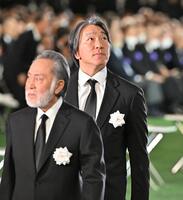 　献花を終えた松井秀喜さん。手前は北大路欣也＝２１日（代表撮影）