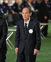 　献花を終えた菅義偉元首相＝２１日（代表撮影）