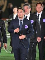 　献花を終えた鈴木誠也ら＝２１日（代表撮影）