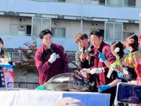 　ファン感謝祭でマグロ解体ショーに参加した岡島アンバサダー（左）と銀次アンバサダー（右）