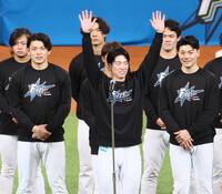 　オープニングであいさつする松本剛（中央）＝撮影・中島達哉