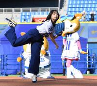 　セレモニアルピッチを行う山口陽世（撮影・佐藤厚）