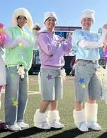 　ファンフェスタでアイドルに扮した（左から）岸本、宗山、徳山