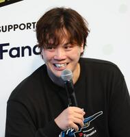 　達とのトークショーでの最後のあいさつで感極まる伏見（撮影・中島達哉）