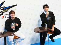 　トークショーで笑顔を見せる伏見（左）と達（撮影・中島達哉）