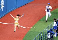 　ラストランで度会（右）とのアンカー勝負を制したＡｋｉ（撮影・佐藤厚）