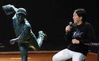 　９００試合登板の等身大立像がお披露目され、驚く宮西（撮影・中島達哉）