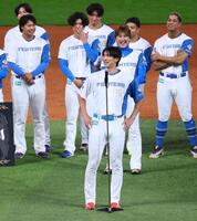 　開幕３戦目を任され、あいさつする達（中央）＝撮影・中島達哉