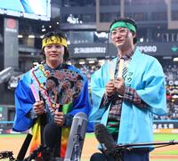 　今年も清宮フレンズのオタクのファンとして登場した「オタミヤ」（左）と「オタマックス」（撮影・中島達哉）