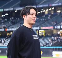 　来季の背番号が「３」となり、さらに来季開幕４番サードを任され、意気込みを語る郡司（撮影・中島達哉）