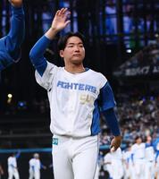 　スタンドのファンの歓声に応える山県（撮影・中島達哉）