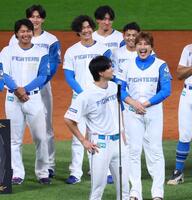 　達（中央）が来季開幕の日が自身の誕生日だったと言われ、笑う新庄監督（右）＝撮影・中島達哉