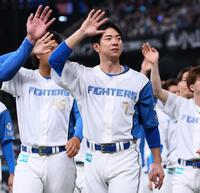 　スタンドのファンに手を振る松本剛（撮影・中島達哉）