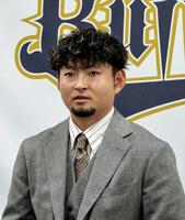 　契約更改を終え、取材に応じる小木田