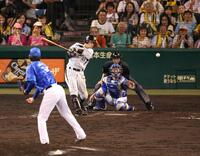　９回、左前サヨナラ適時打を放つ今成＝１４年９月
