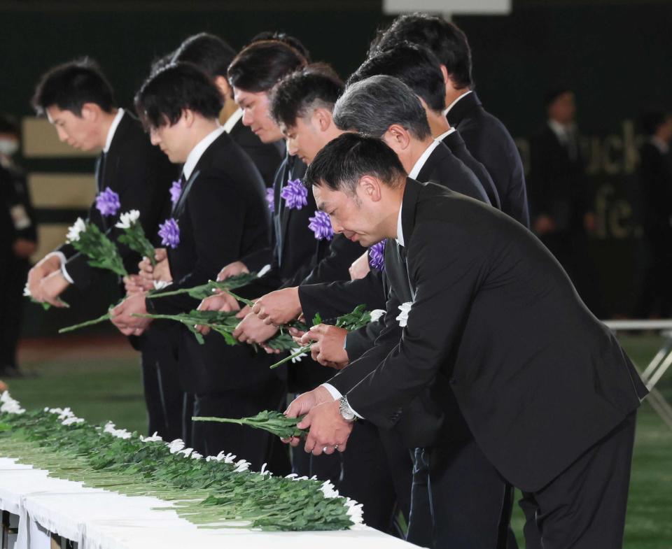 　献花する阿部監督（手前）と巨人ナイン（代表撮影）