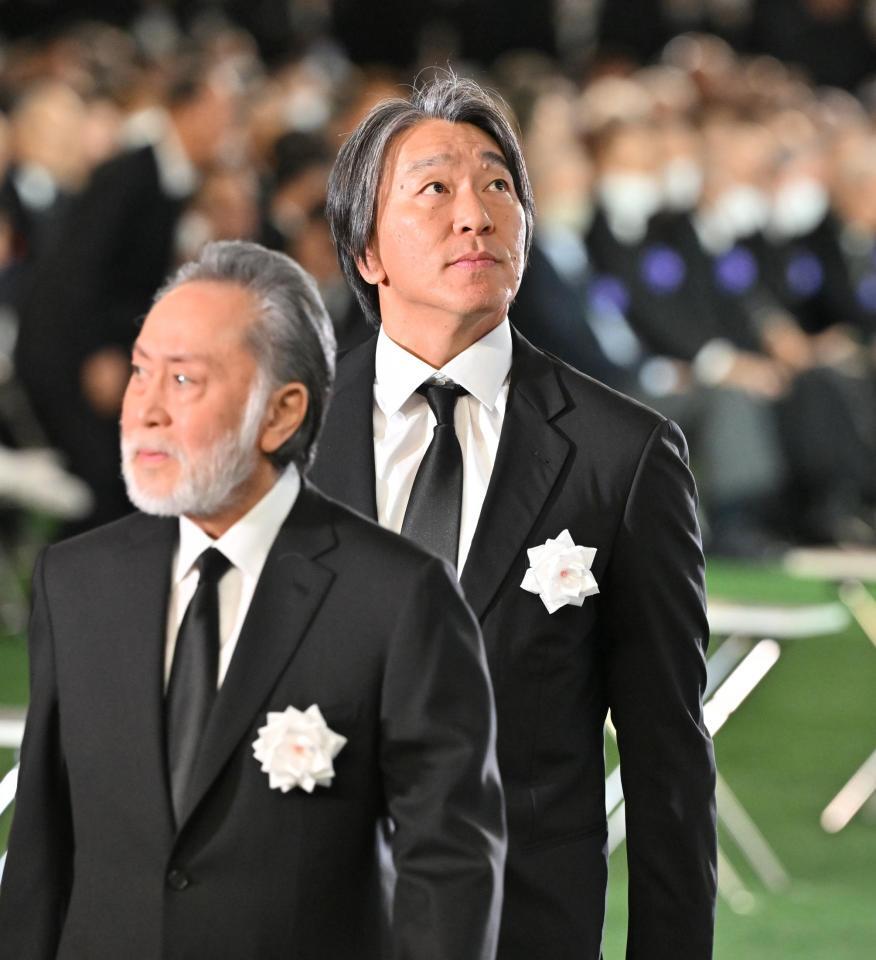 　献花を終えた松井秀喜さん。手前は北大路欣也＝２１日（代表撮影）