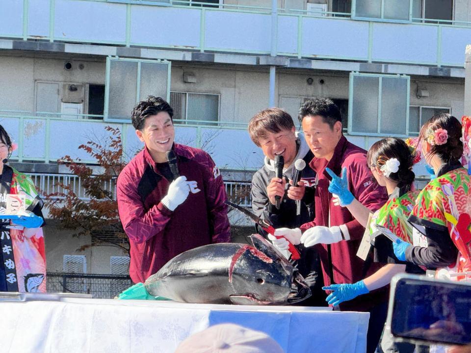　ファン感謝祭でマグロ解体ショーに参加した岡島アンバサダー（左）と銀次アンバサダー（右）