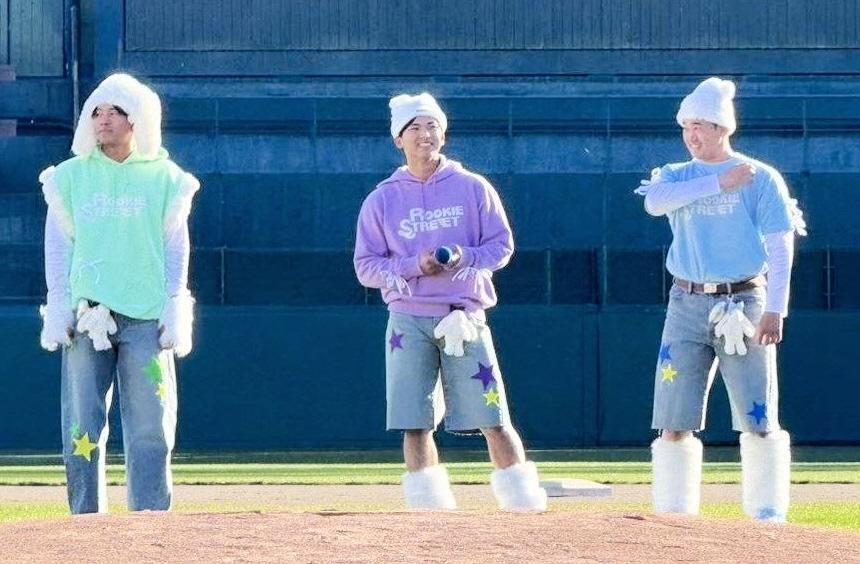 　ファンフェスタでアイドルに扮した（左から）岸本、宗山、徳山