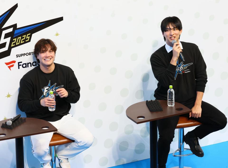 　トークショーで笑顔を見せる伏見（左）と達（撮影・中島達哉）