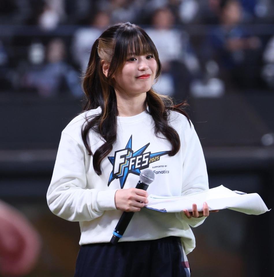 　司会進行を務めるＦビレッジアンバサダーの滝谷美夢さん（撮影・中島達哉）