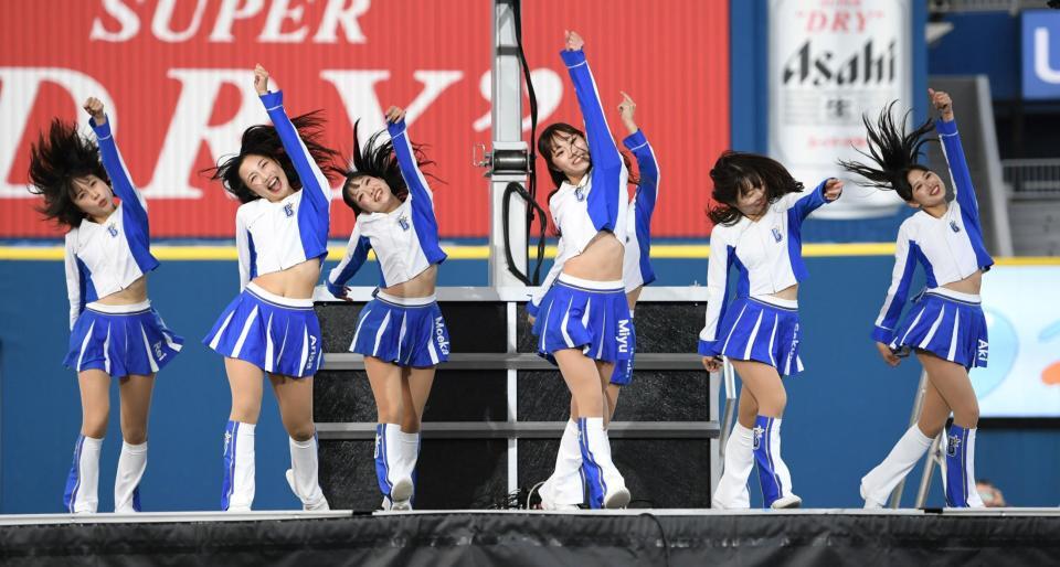 　エネルギッシュなダンスで球場を盛り上げるｄｉａｎａ（撮影・佐藤厚）