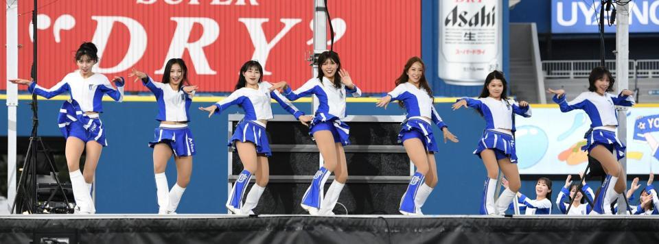 　エネルギッシュなダンスで球場を盛り上げるｄｉａｎａ（撮影・佐藤厚）