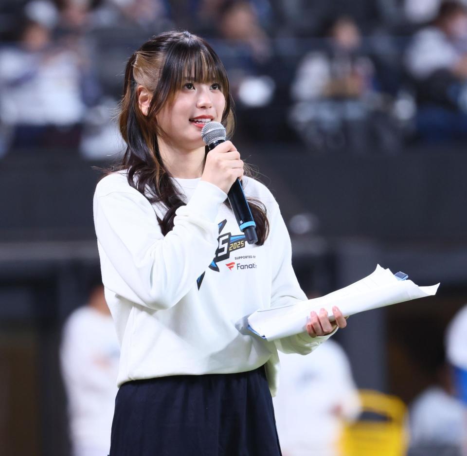 　司会進行を務めるＦビレッジアンバサダーの滝谷美夢さん（撮影・中島達哉）