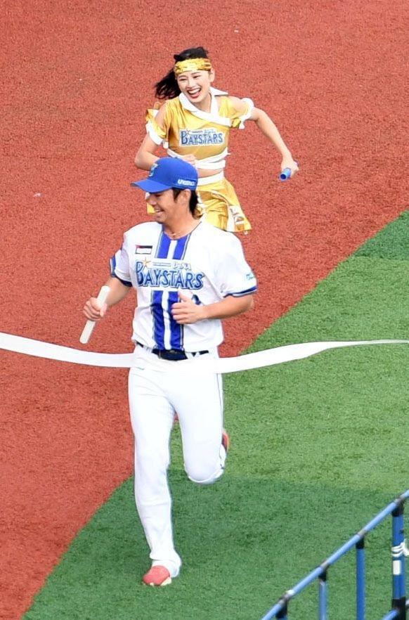 　「ハマスタバトル」決勝第１ラウンドで度会（手前）に抜かれたＡｋｉ（撮影・佐藤厚）