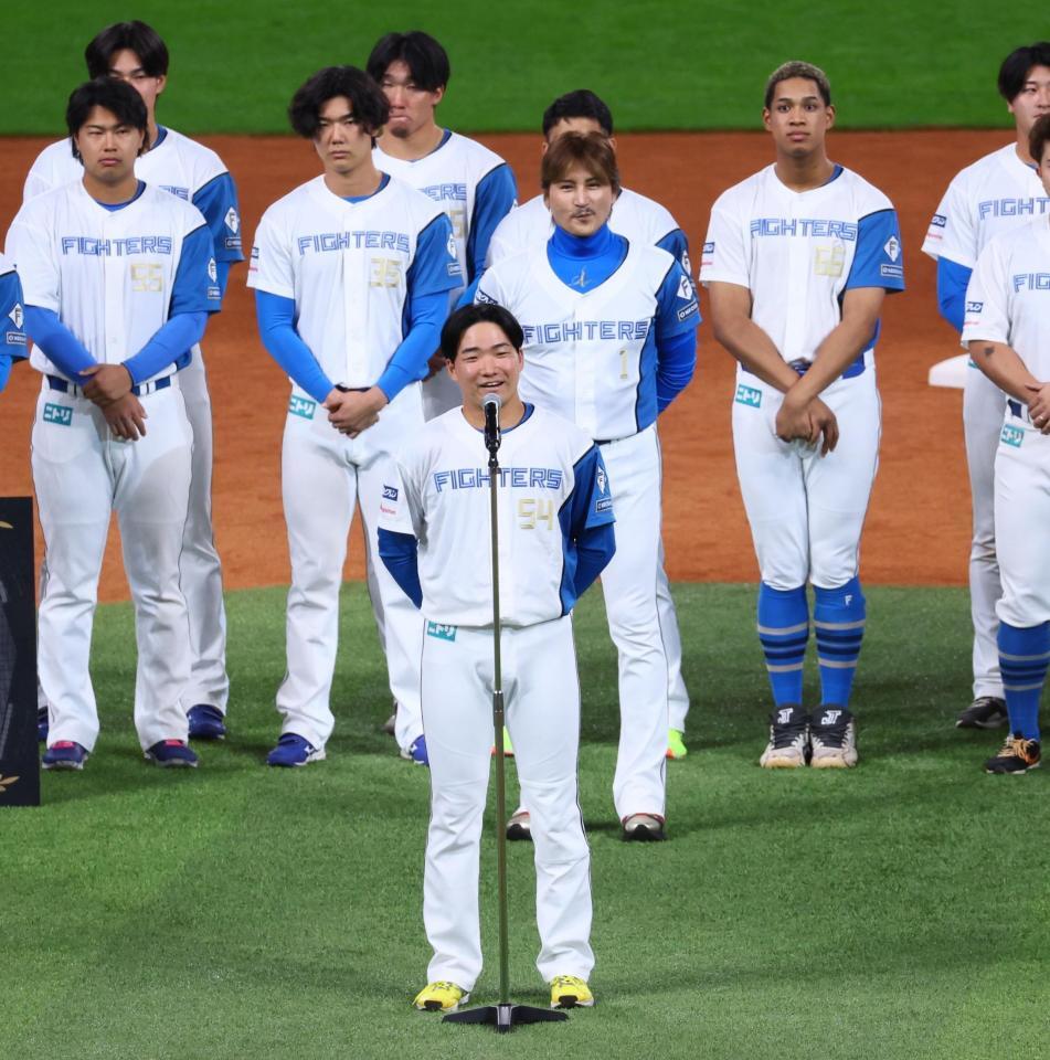 　新庄監督（中央奥）から来季開幕戦の５番ショートと発表され、あいさつする山県（手前）＝撮影・中島達哉